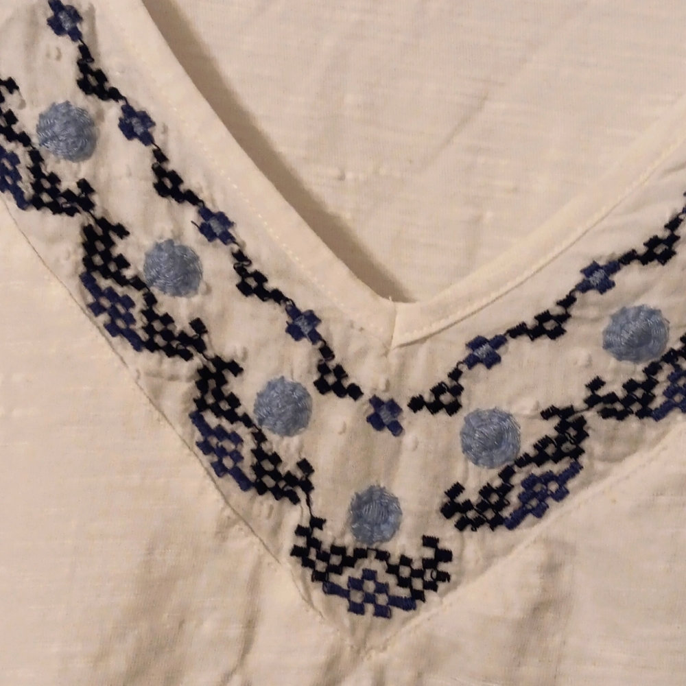 Plus size top - Picture 2 of 3